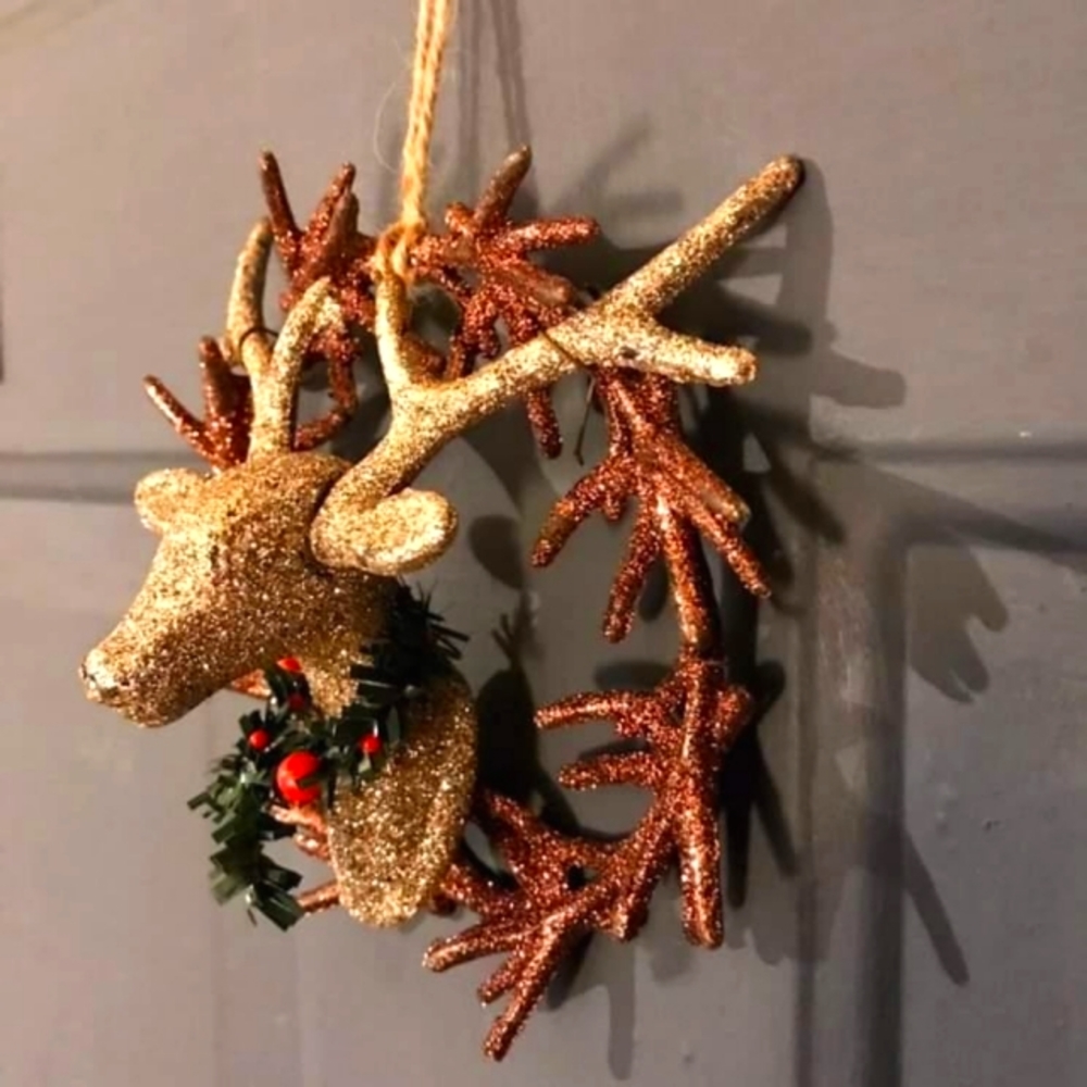Deer with antlers, wreath ornament